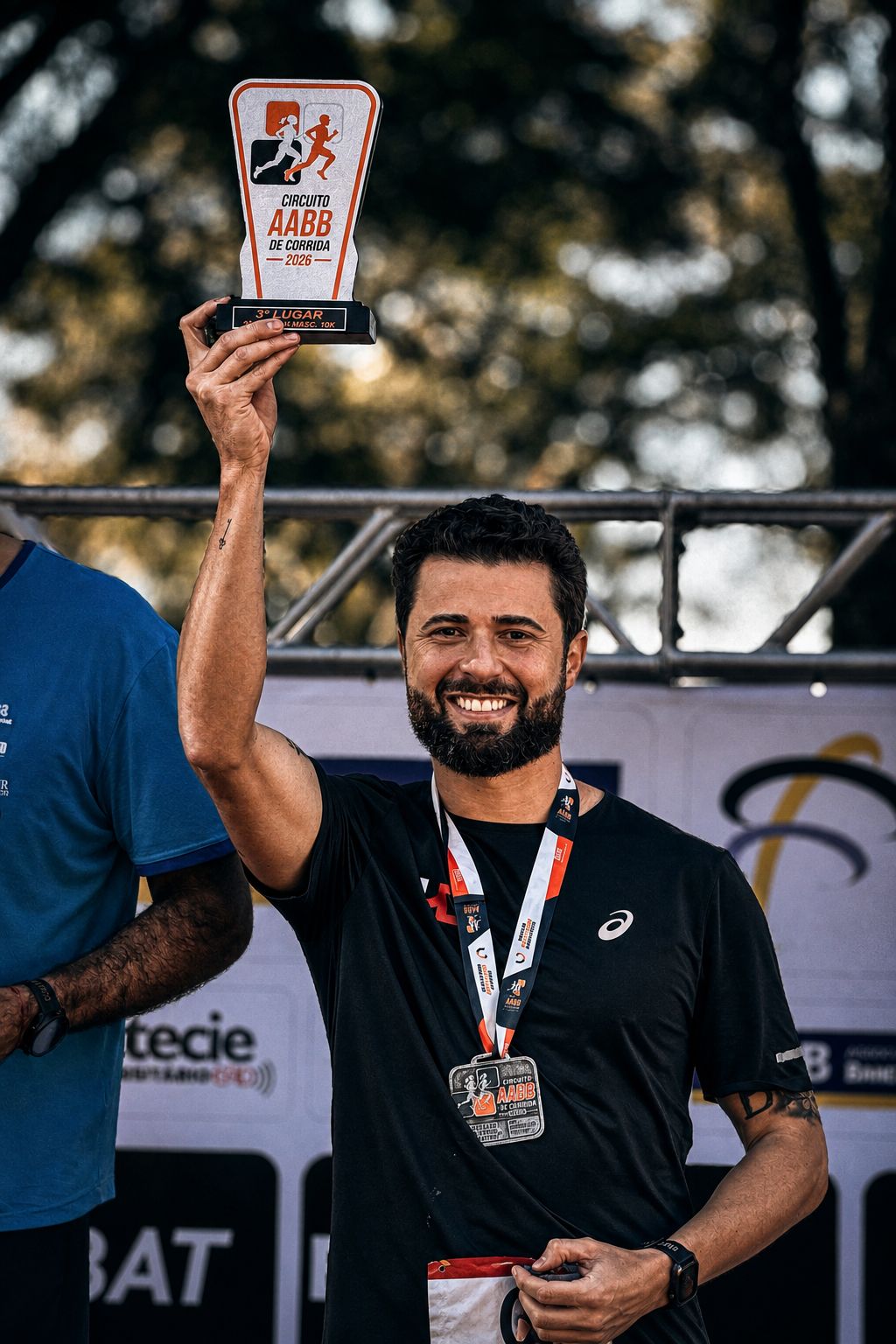Dr. Flávio Ricardo com troféu de prova