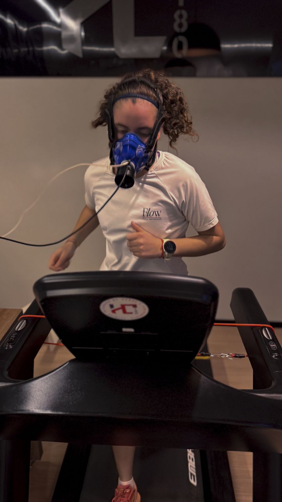 Atleta em teste de ergoespirometria na esteira