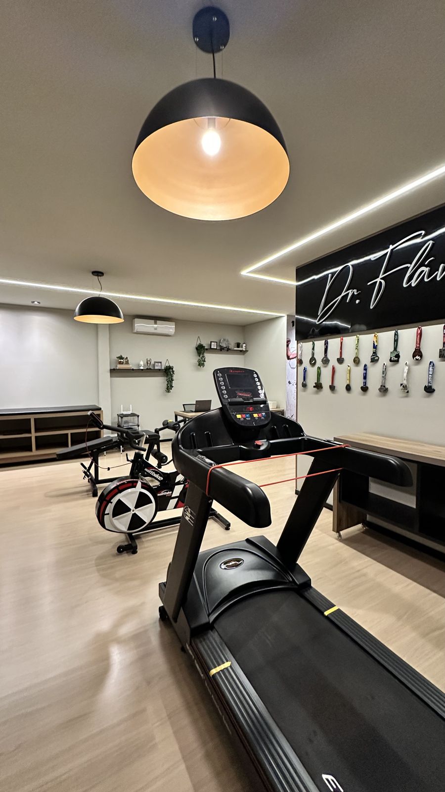 Laboratório com esteira e bike de avaliação