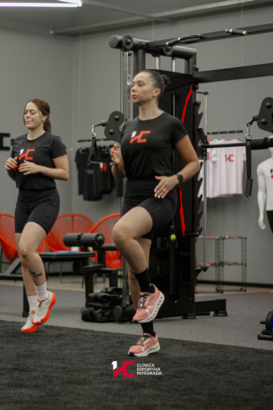 Alunas treinando na sala de força